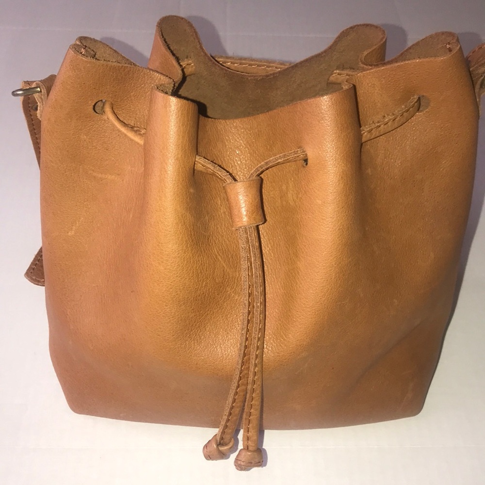 🌟Beautiful Portland Leather Bucket Crossbody Bag in sold out “Dune” color🌟